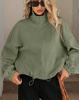 Chaqueta de mujer con cuello alto y cremallera – Corte holgado y cordón en el bajo. Estilo informal para otoño-invierno