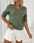 Suéter ligero de cuello en V y manga a media longitud para mujer - casual y refinado.