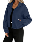 Chaqueta de mujer con cuello alto y cremallera – Corte holgado y cordón en el bajo. Estilo informal para otoño-invierno