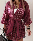 Blusa para mujer color rojo vino con detalle de cordones y cintura definida – Cuello con solapa, manga larga, estilo elegante.