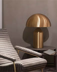 Tischlampe mit kuppelförmigem Schirm