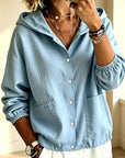 Chaqueta de mujer con capucha y botones, de corte holgado – un estilo desenfadado y cómodo, ideal para combinar con otras prendas