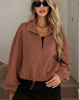 Chaqueta de mujer con cuello alto y cremallera – Corte holgado y cordón en el bajo. Estilo informal para otoño-invierno