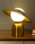 Modern bordslampa inspirerad av en hatt