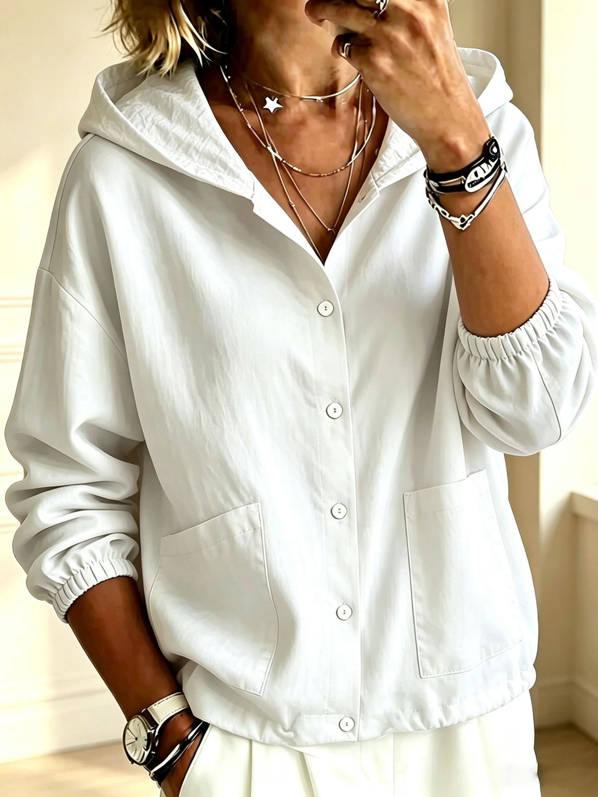 Chaqueta de mujer con capucha y botones, de corte holgado – un estilo desenfadado y cómodo, ideal para combinar con otras prendas