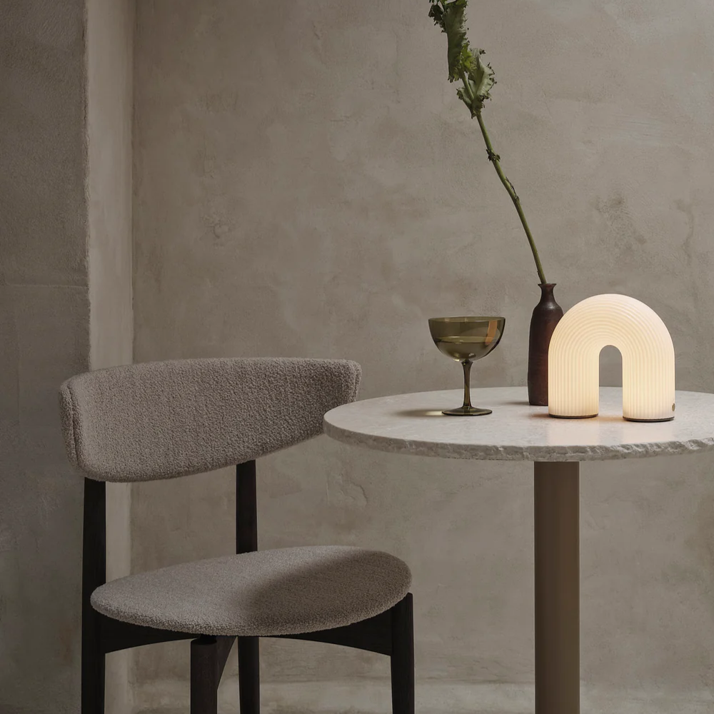 Stolní lampa ve tvaru oblouku