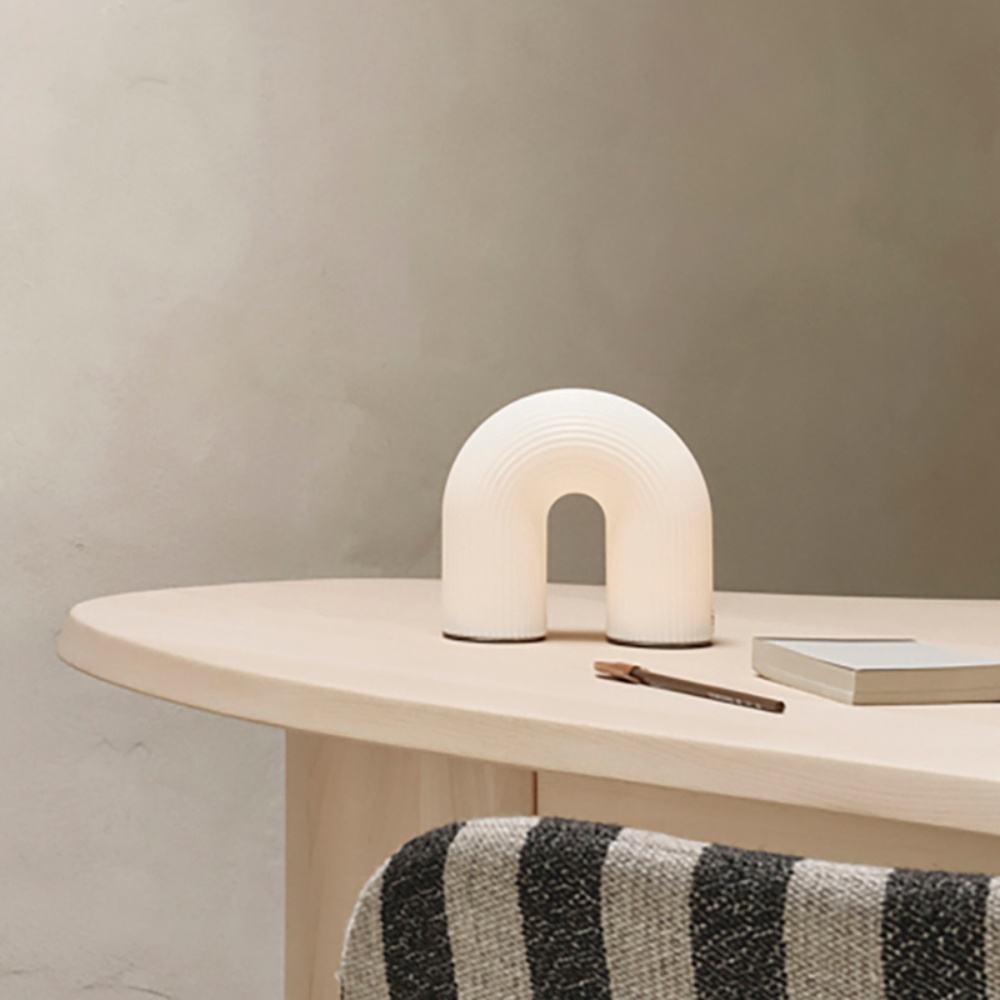 Stolní lampa ve tvaru oblouku