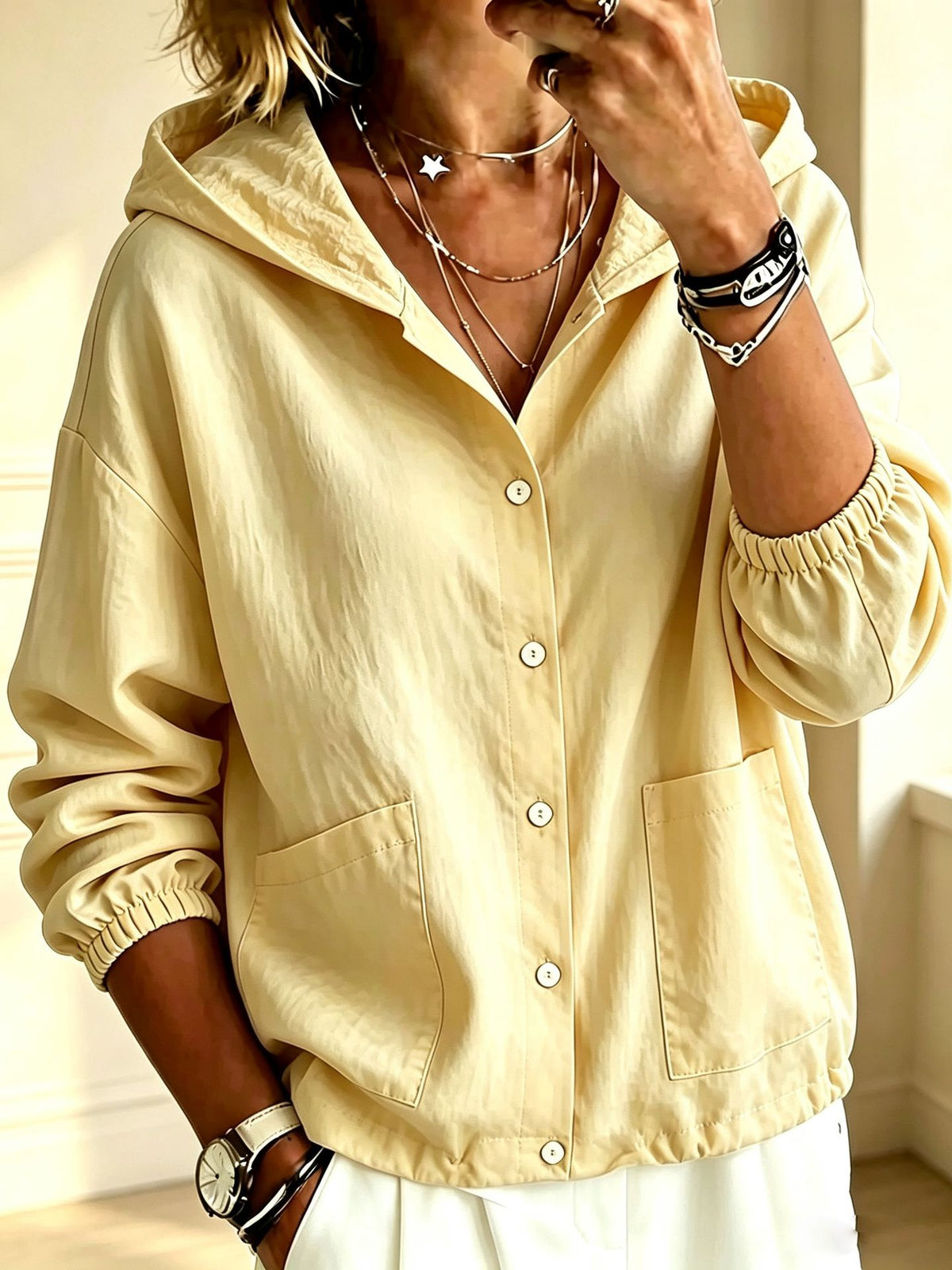 Chaqueta de mujer con capucha y botones, de corte holgado – un estilo desenfadado y cómodo, ideal para combinar con otras prendas