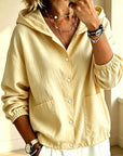 Chaqueta de mujer con capucha y botones, de corte holgado – un estilo desenfadado y cómodo, ideal para combinar con otras prendas