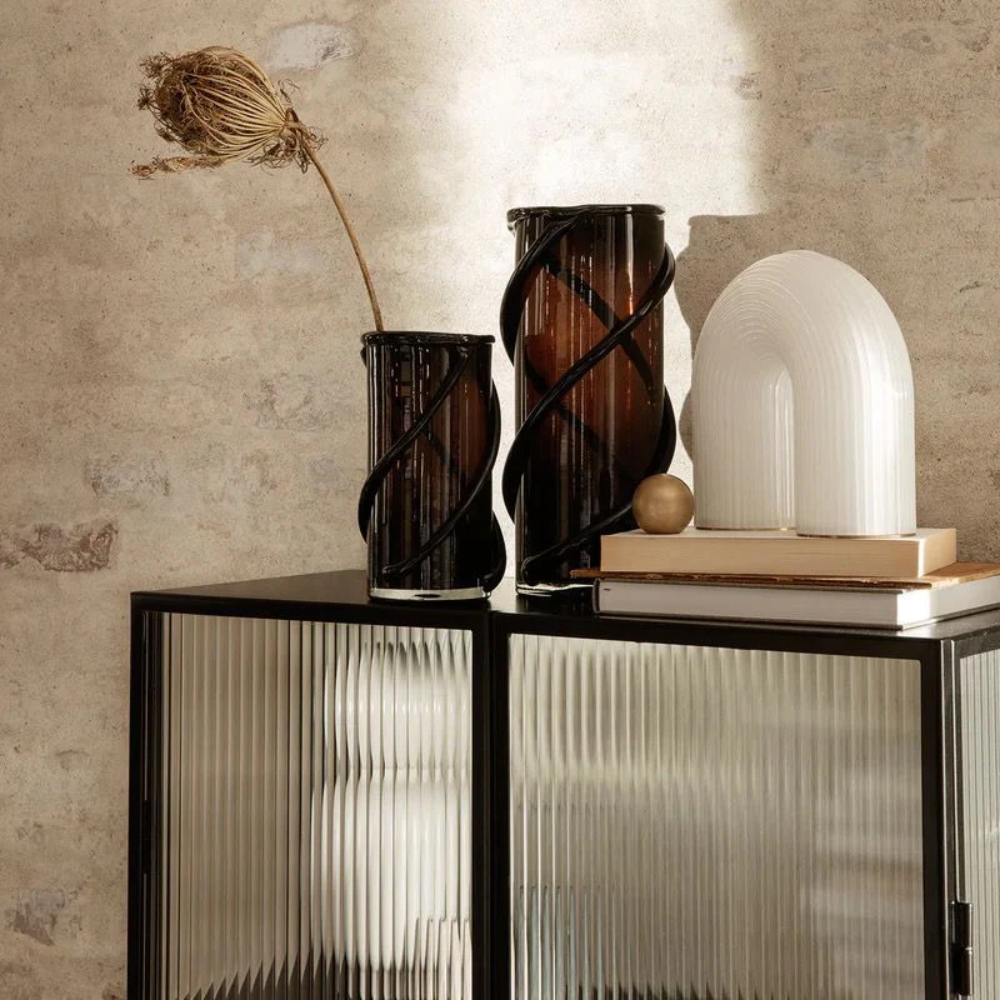 Stolní lampa ve tvaru oblouku