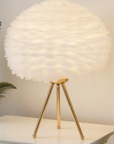 Tischlampe mit Federdesign