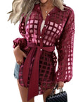 Blusa para mujer color rojo vino con detalle de cordones y cintura definida – Cuello con solapa, manga larga, estilo elegante.