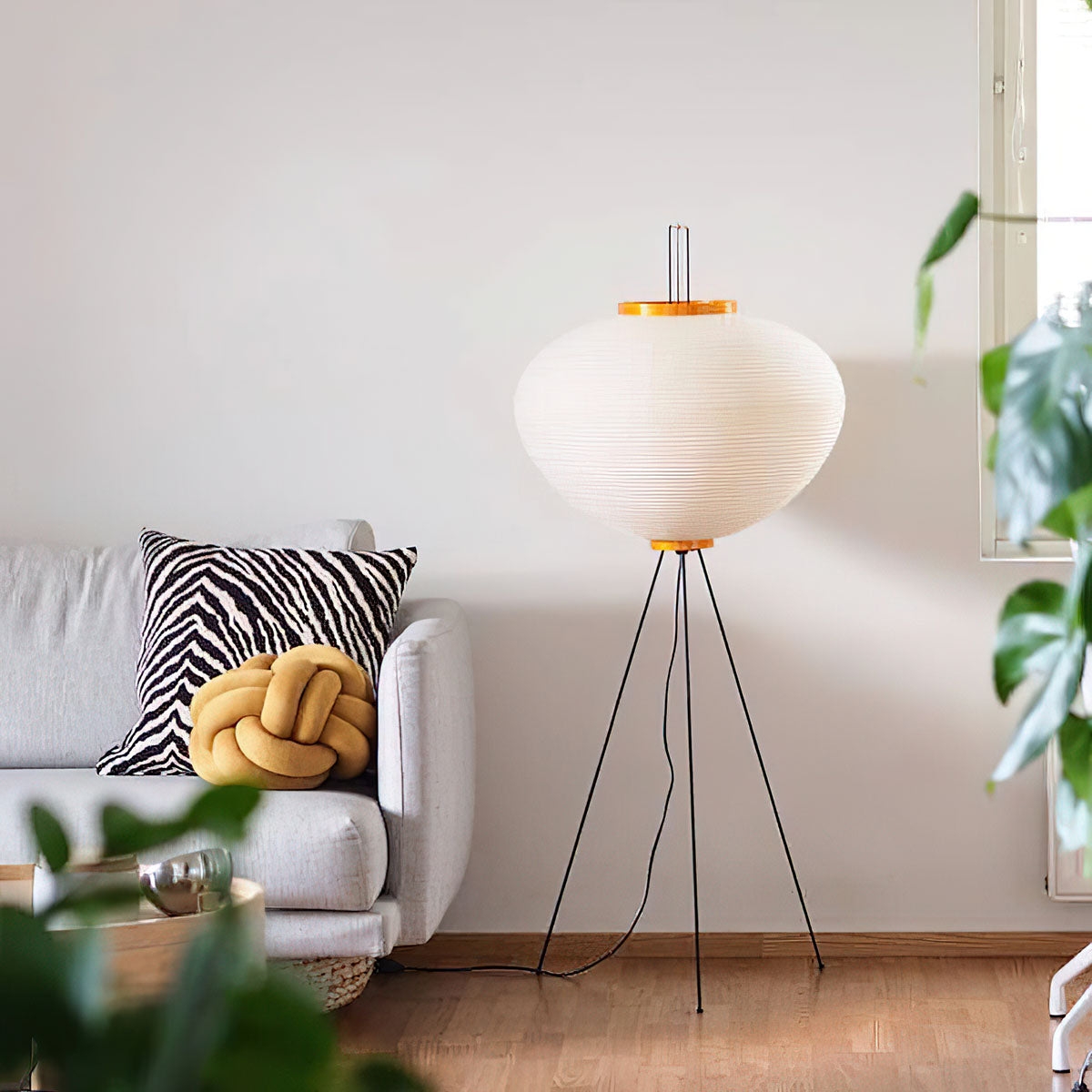 Minimalistyczna lampa stojąca inspirowana zenem
