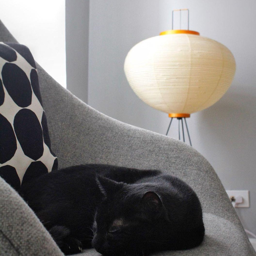 Minimalistyczna lampa stojąca inspirowana zenem