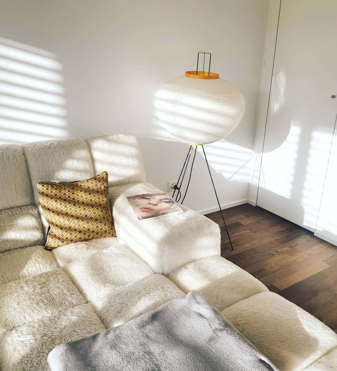 Minimalistyczna lampa stojąca inspirowana zenem