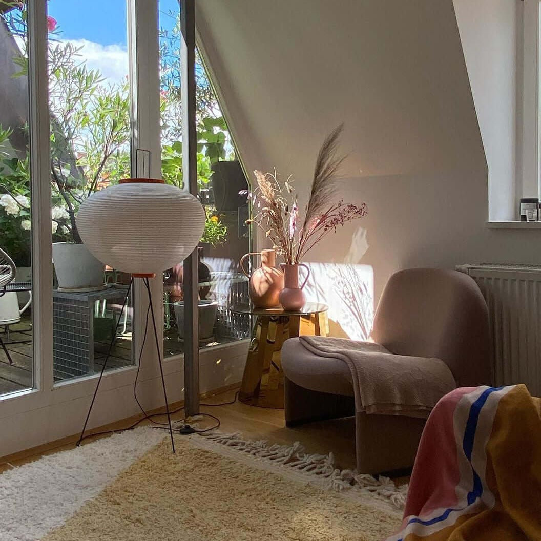 Minimalistyczna lampa stojąca inspirowana zenem