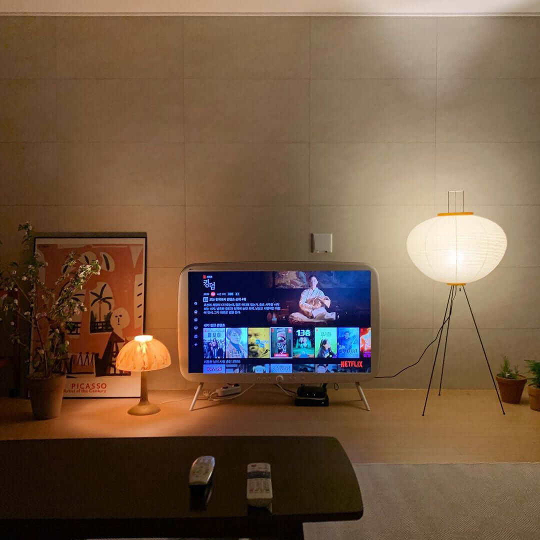 Minimalistyczna lampa stojąca inspirowana zenem