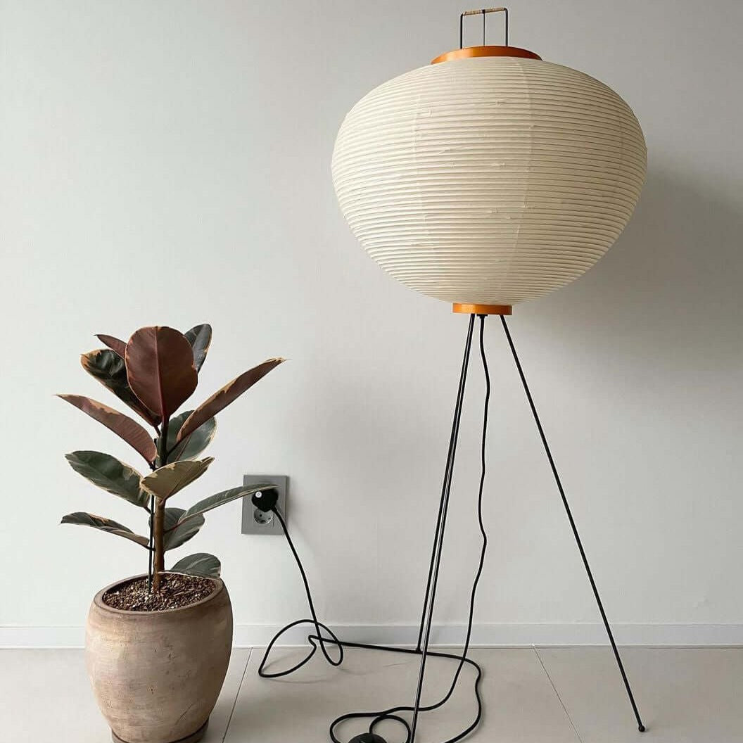 Minimalistyczna lampa stojąca inspirowana zenem