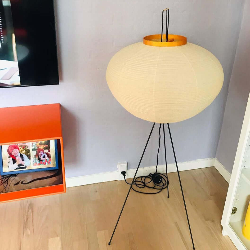 Minimalistyczna lampa stojąca inspirowana zenem