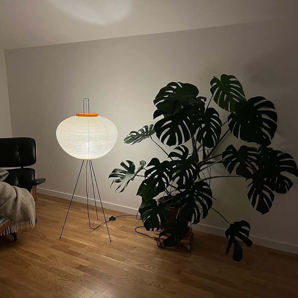 Minimalistyczna lampa stojąca inspirowana zenem