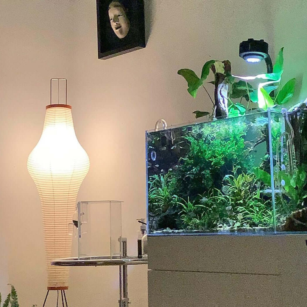 Minimalistyczna lampa stojąca inspirowana zenem