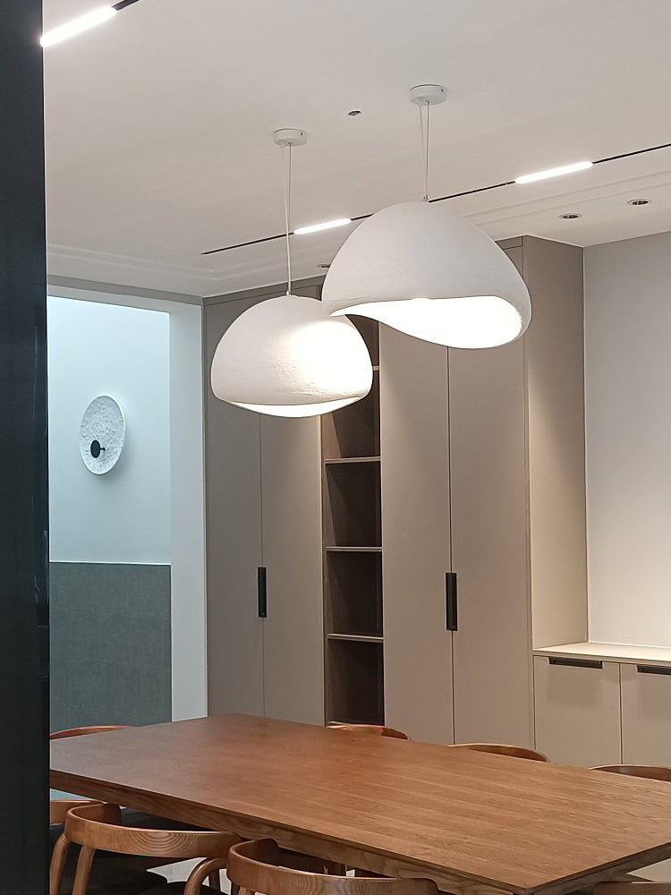 Minimalistyczna lampa sufitowa skandynawska w kształcie kamyka