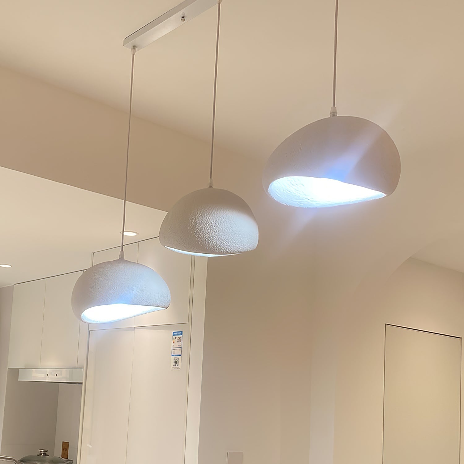 Minimalistyczna lampa sufitowa skandynawska w kształcie kamyka