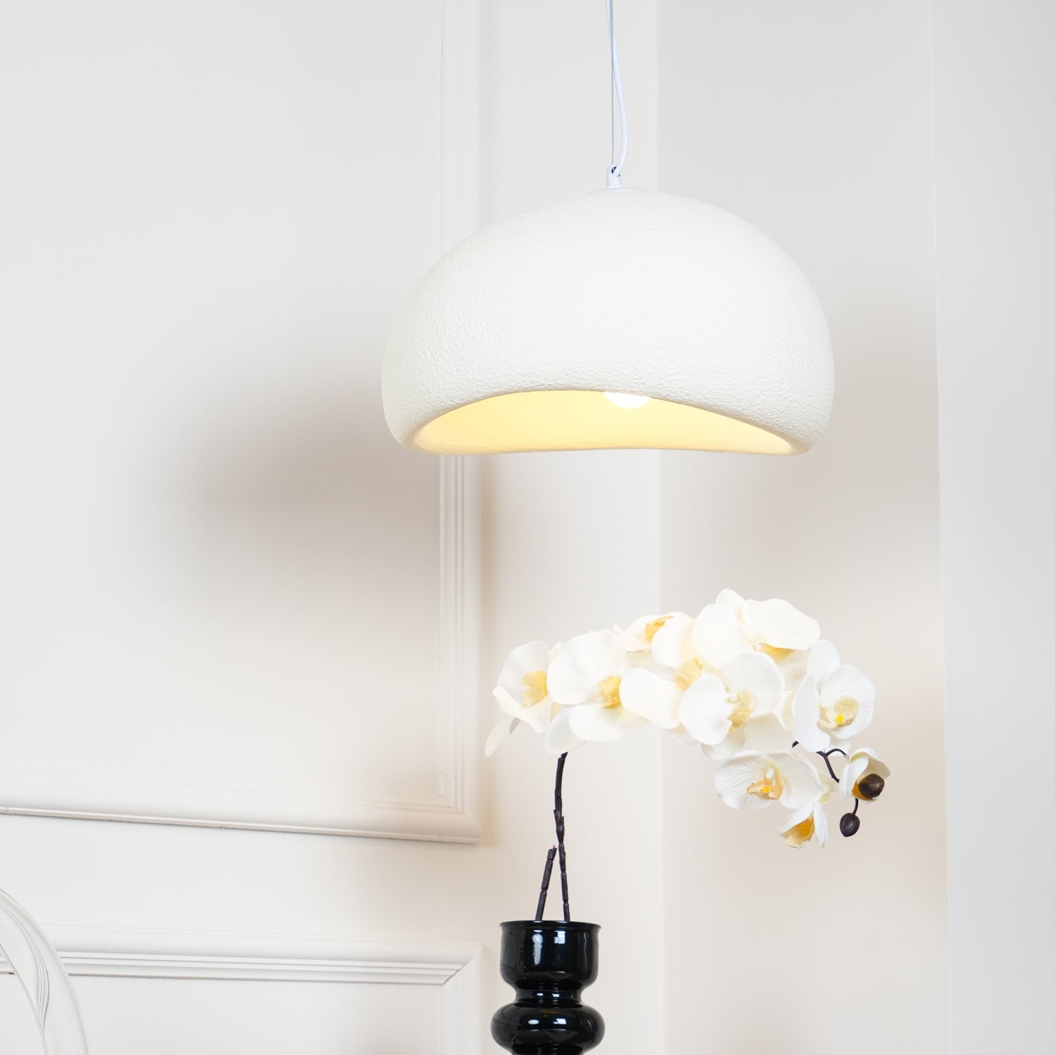 Minimalistyczna lampa sufitowa skandynawska w kształcie kamyka