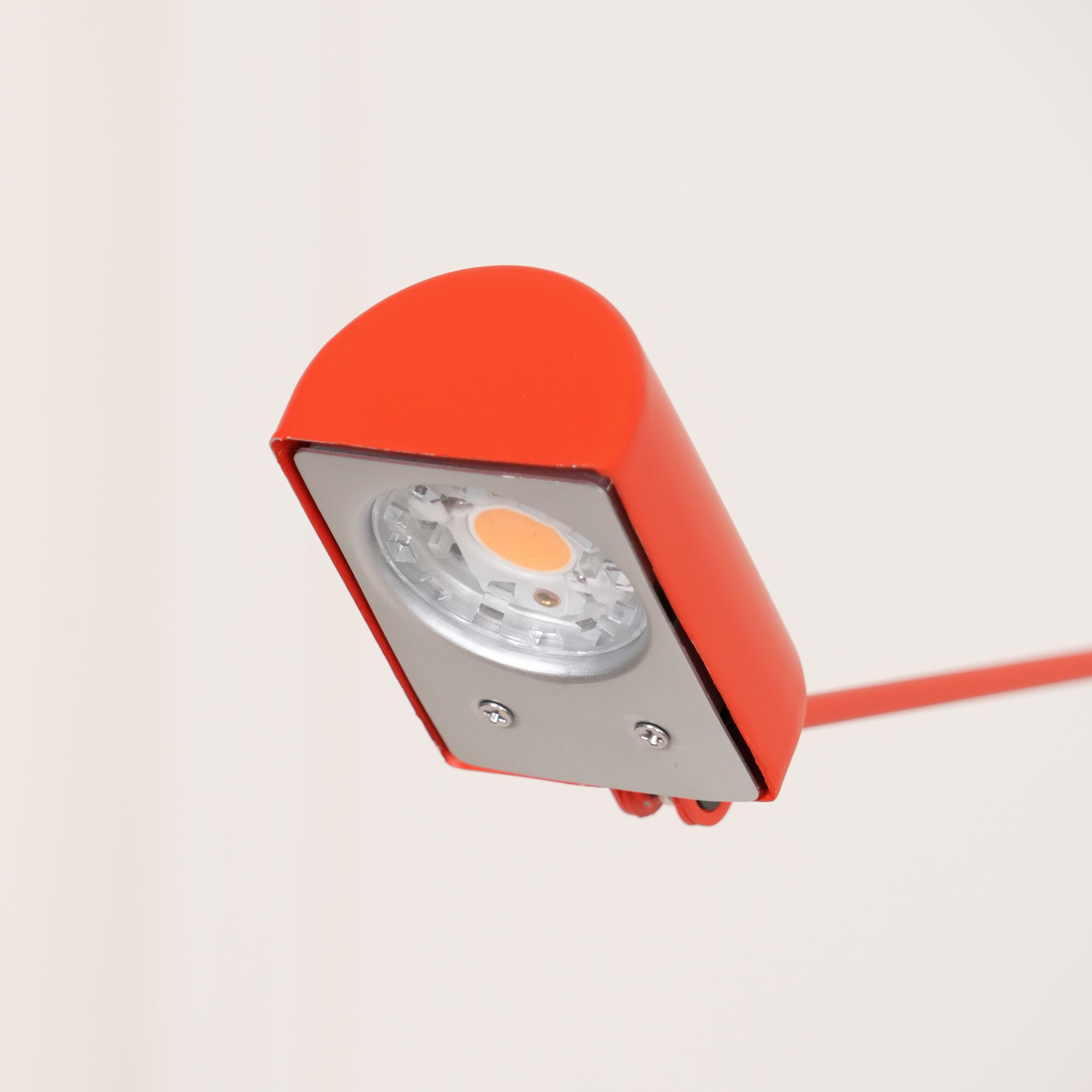 Minimalistyczna regulowana lampa stołowa w stylu przemysłowym