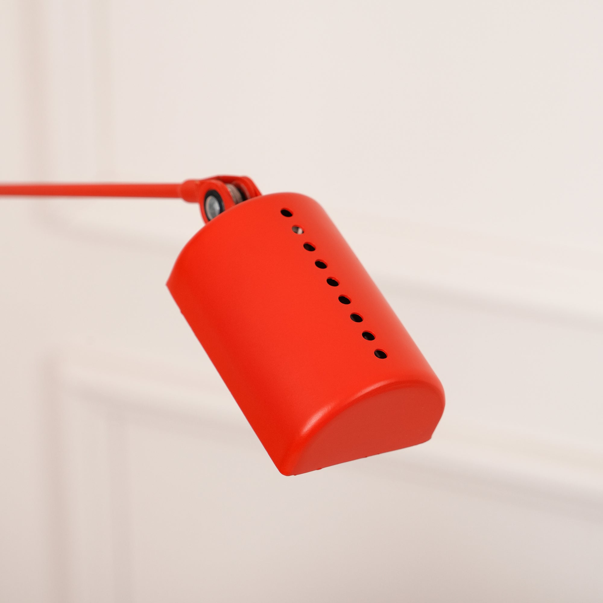 Minimalistyczna regulowana lampa stołowa w stylu przemysłowym