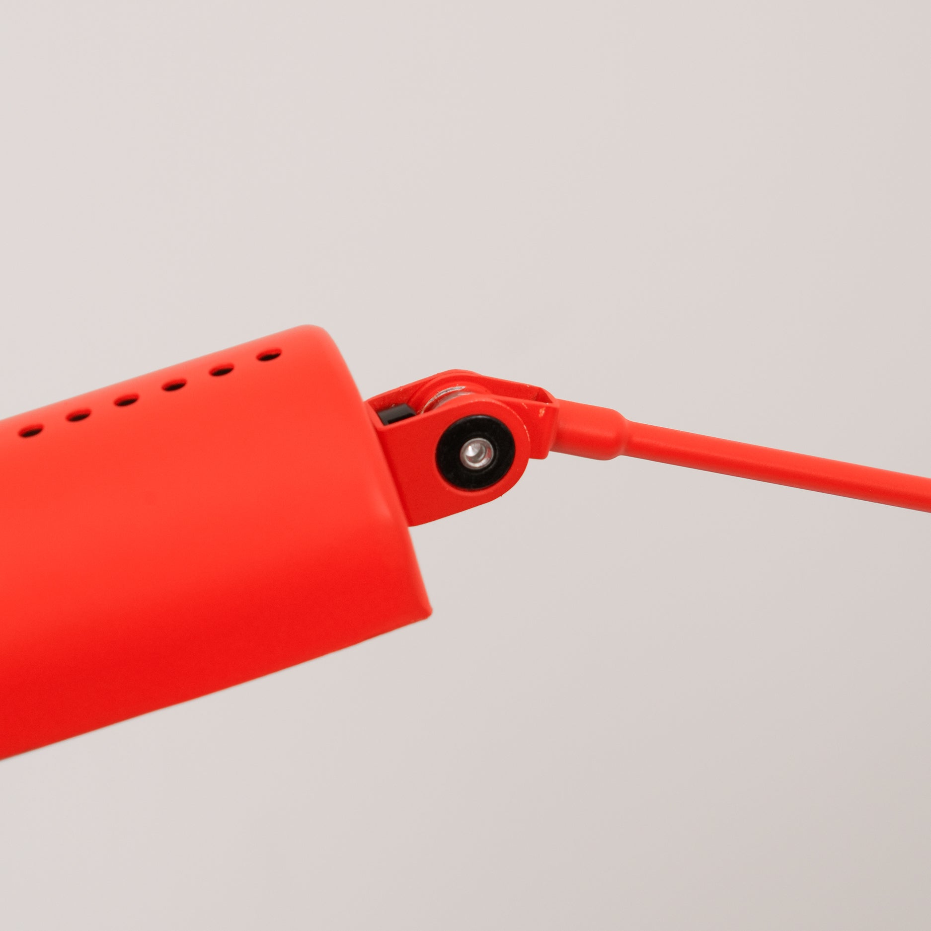 Minimalistyczna regulowana lampa stołowa w stylu przemysłowym