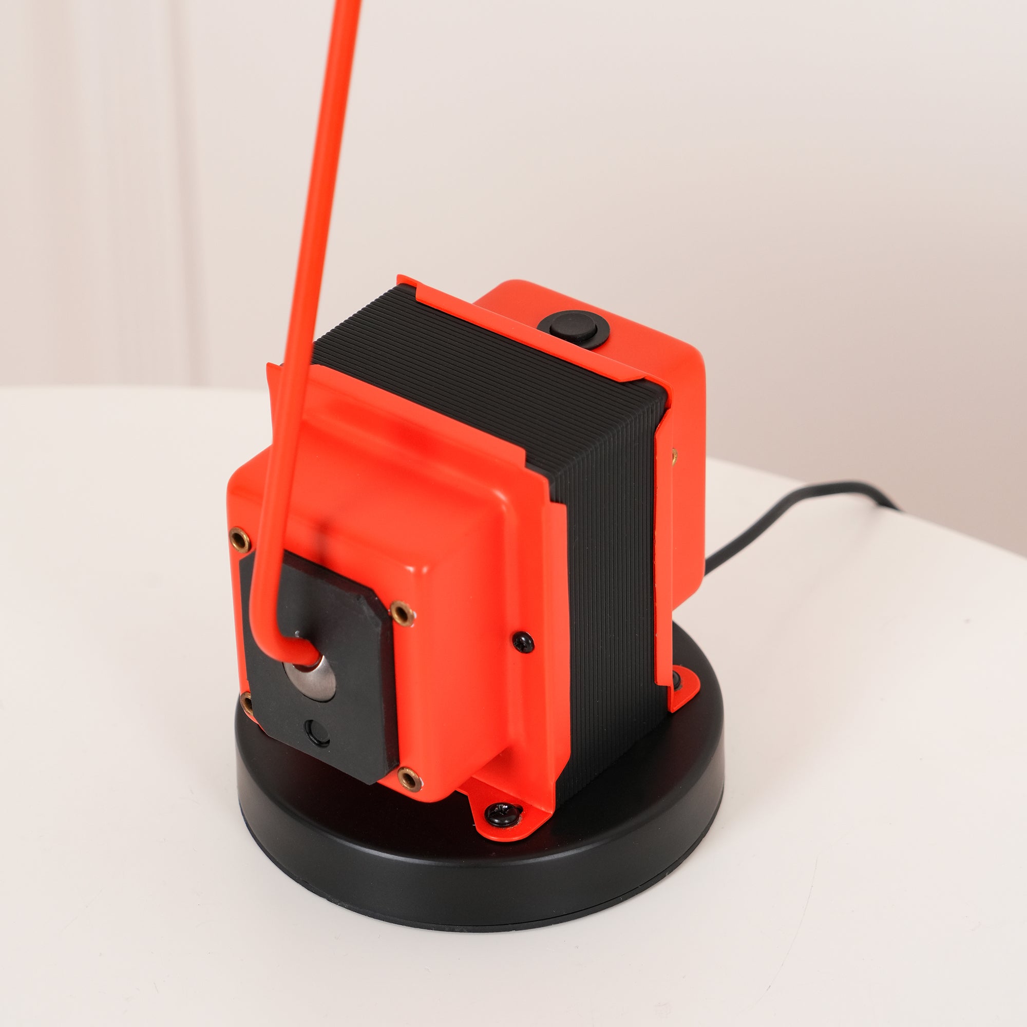 Minimalistyczna regulowana lampa stołowa w stylu przemysłowym