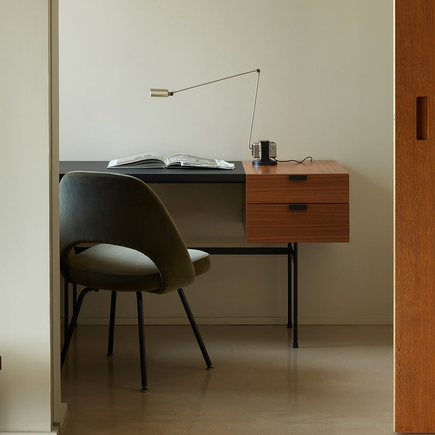 Minimalistyczna regulowana lampa stołowa w stylu przemysłowym