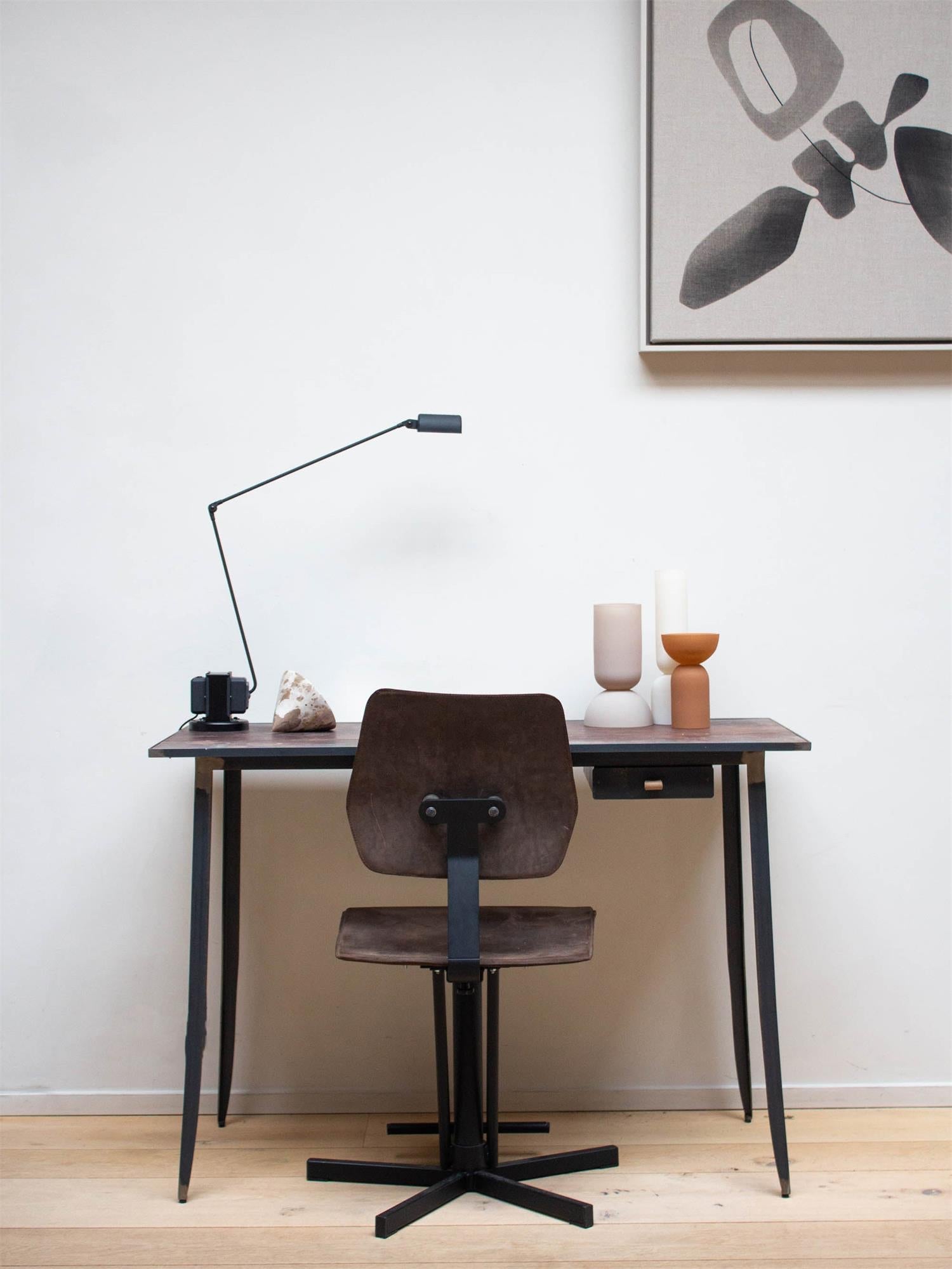 Minimalistyczna regulowana lampa stołowa w stylu przemysłowym