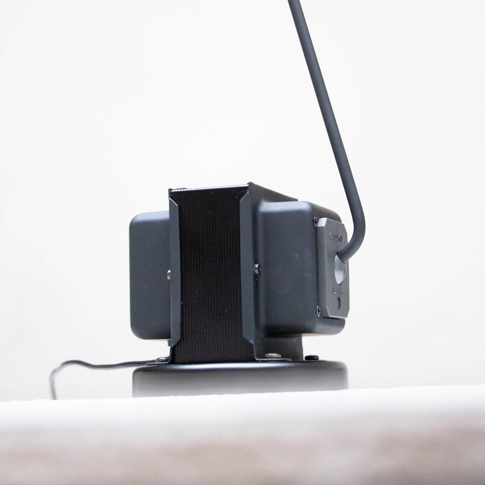 Minimalistyczna regulowana lampa stołowa w stylu przemysłowym