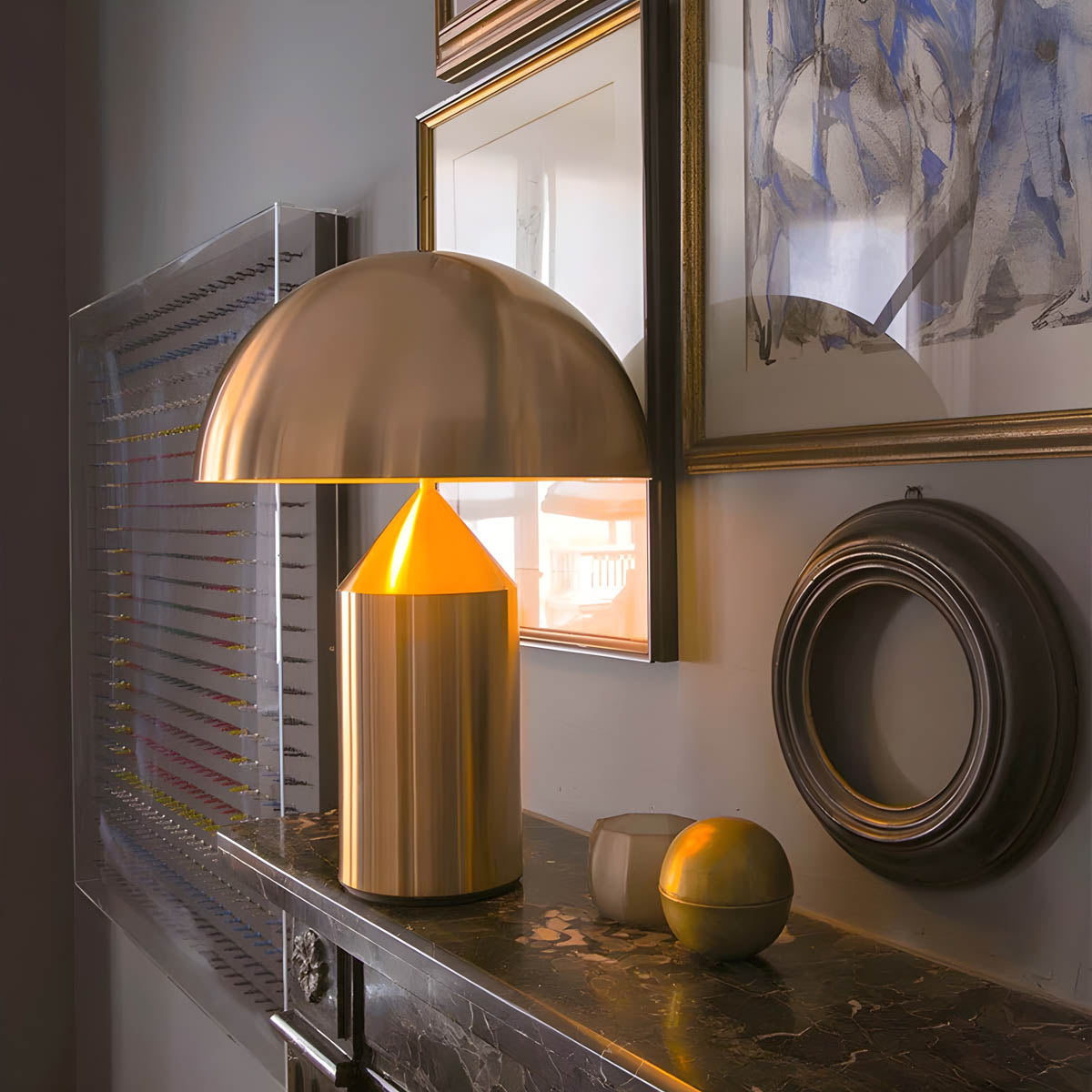 Tischlampe mit kuppelförmigem Schirm