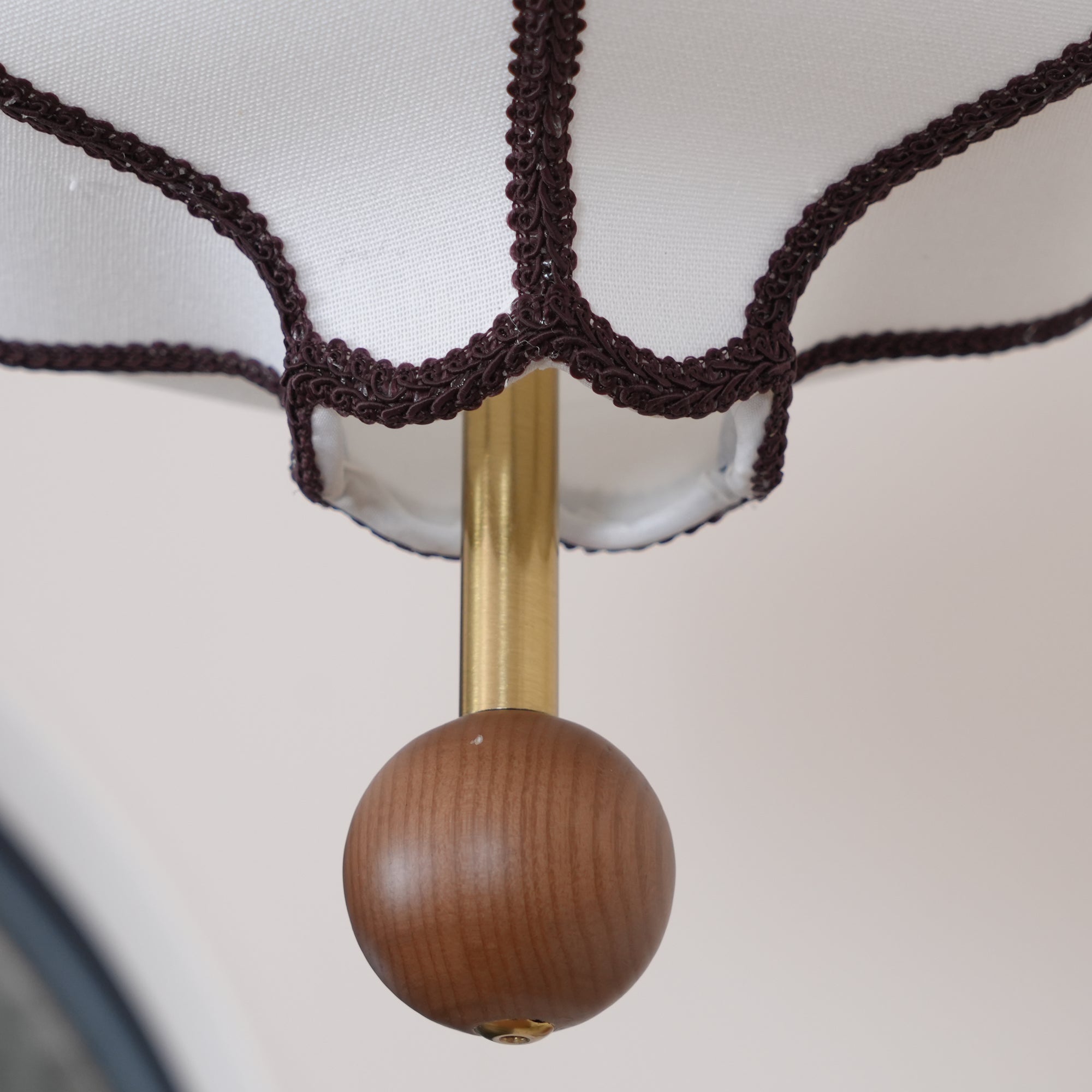 Lampa sufitowa w stylu japońskim z motywem kwiatowym