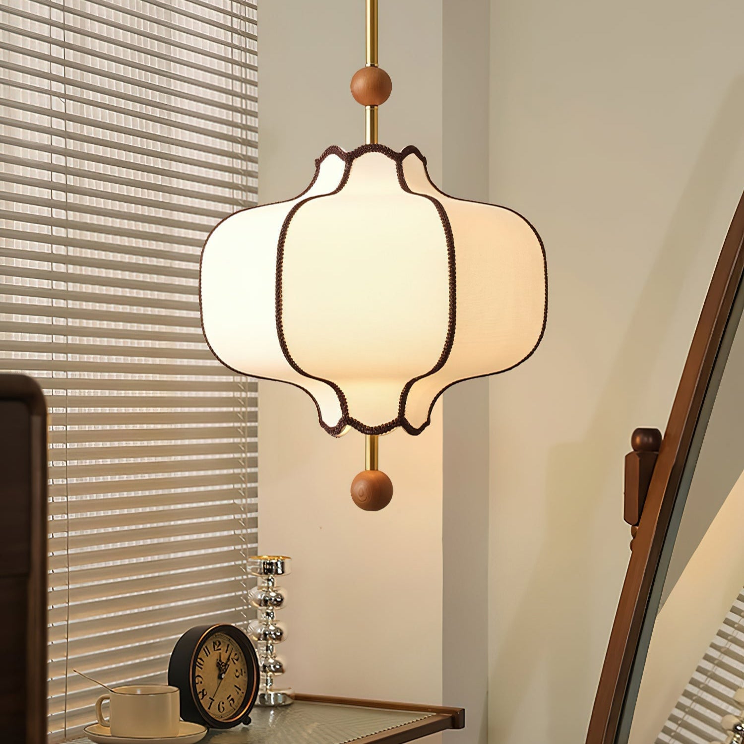 Lampa sufitowa w stylu japońskim z motywem kwiatowym