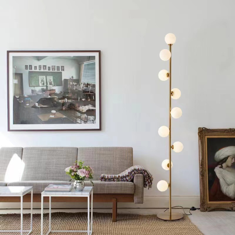 Minimalistyczna lampa stojąca skandynawska