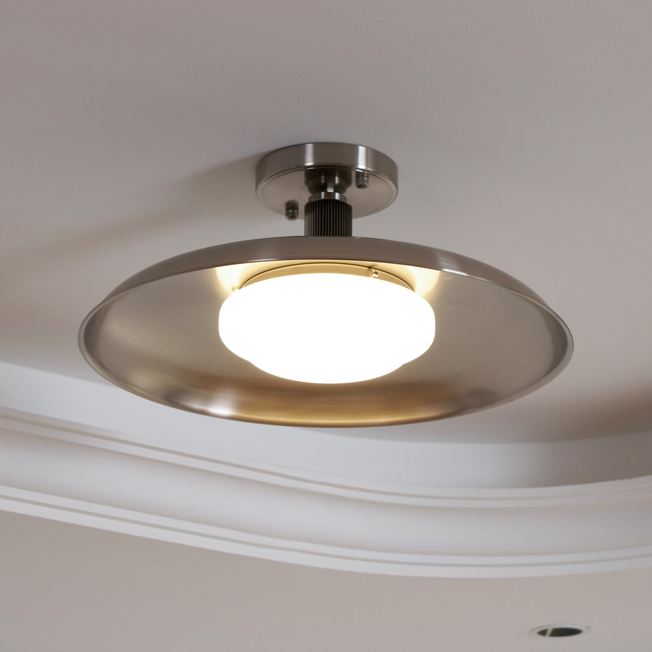 Nowoczesna lampa sufitowa w kształcie dysku