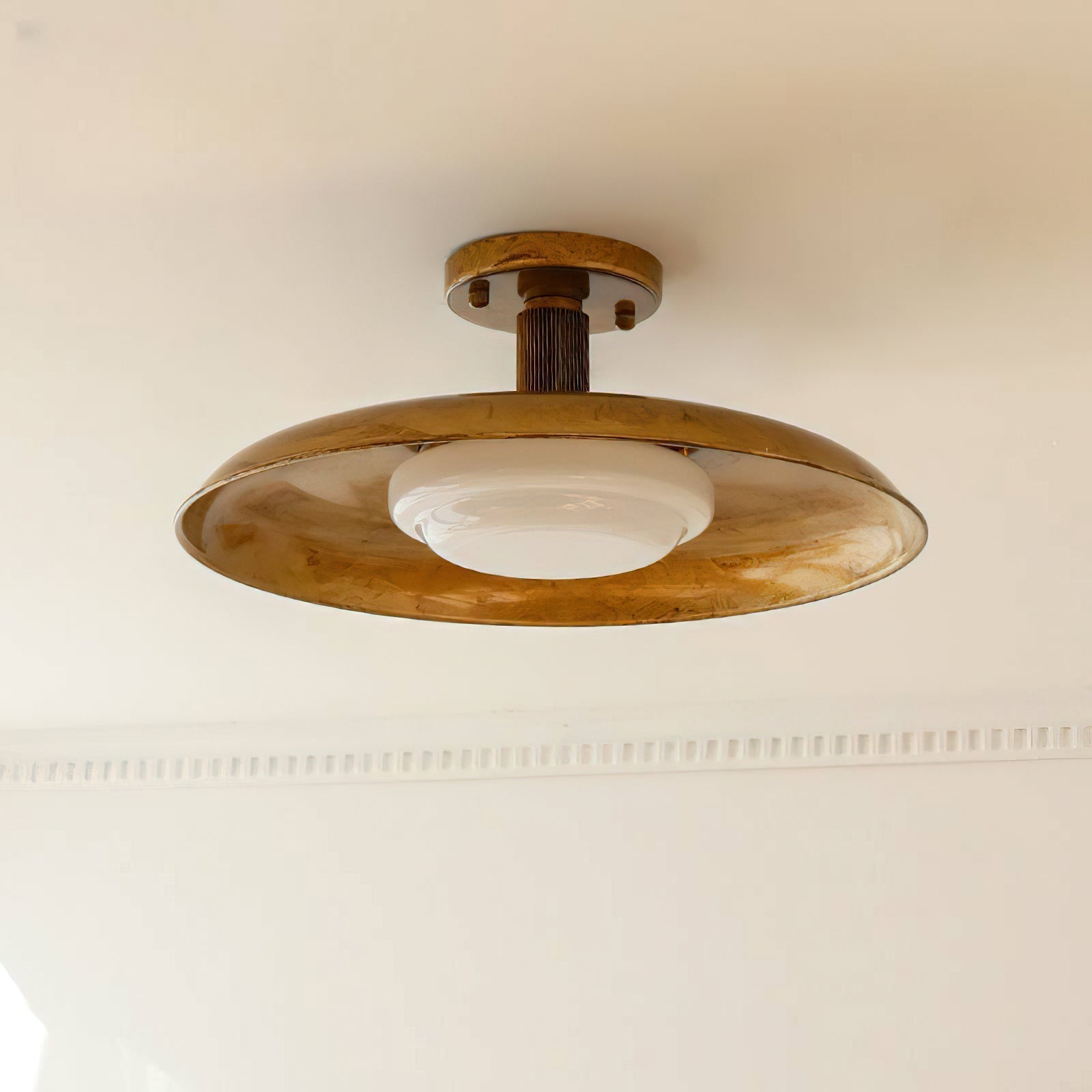 Nowoczesna lampa sufitowa w kształcie dysku