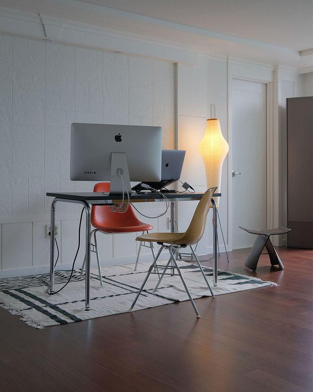 Minimalistyczna lampa stojąca inspirowana zenem