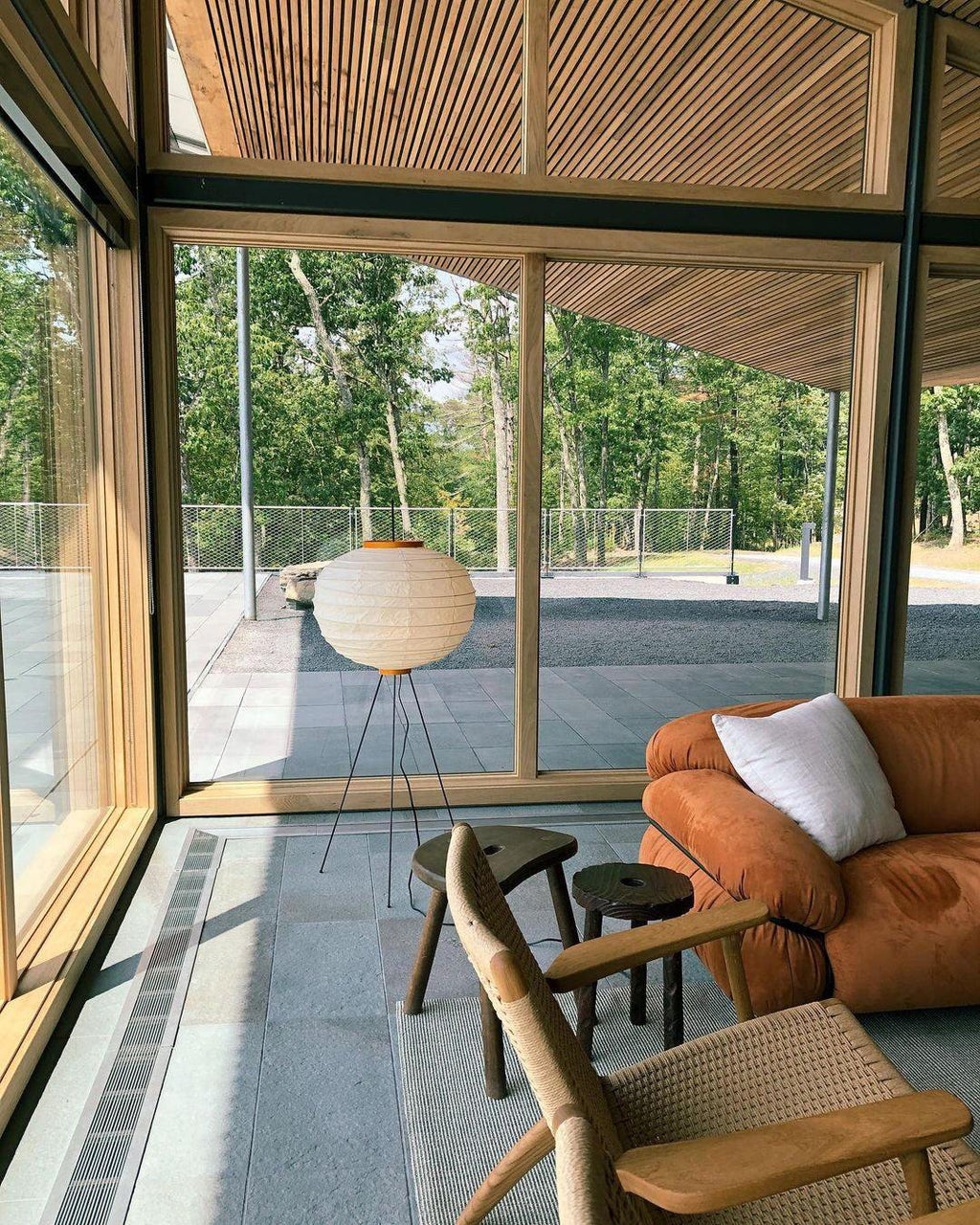 Minimalistyczna lampa stojąca inspirowana zenem