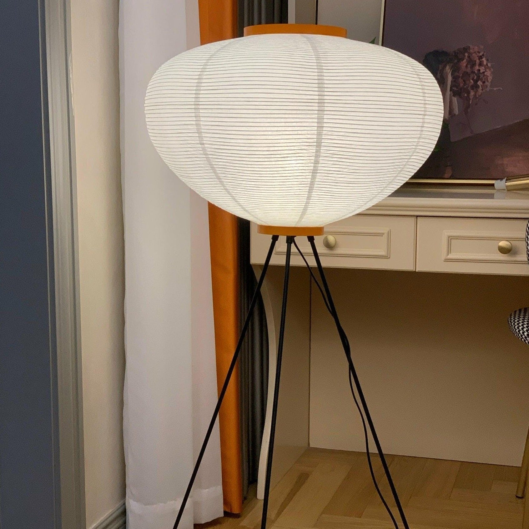 Minimalistyczna lampa stojąca inspirowana zenem