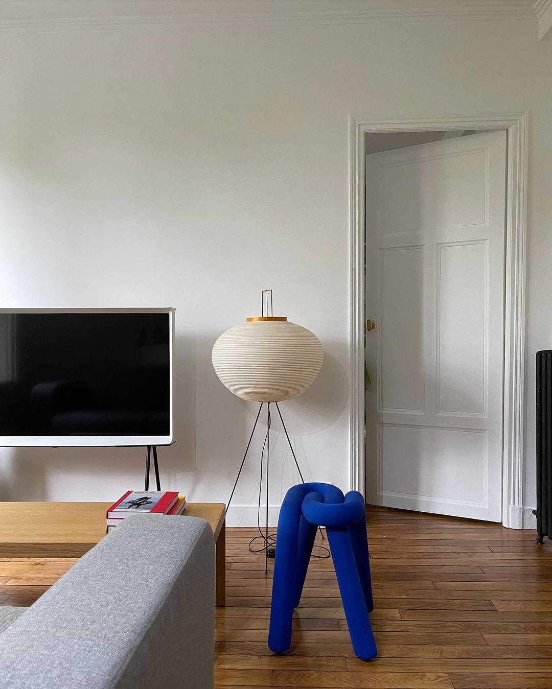 Minimalistyczna lampa stojąca inspirowana zenem