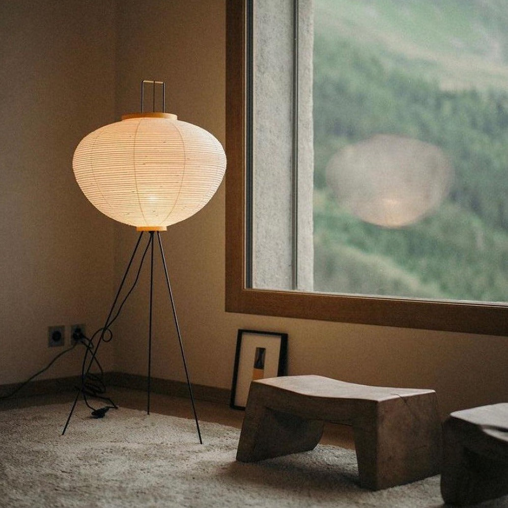 Minimalistyczna lampa stojąca inspirowana zenem
