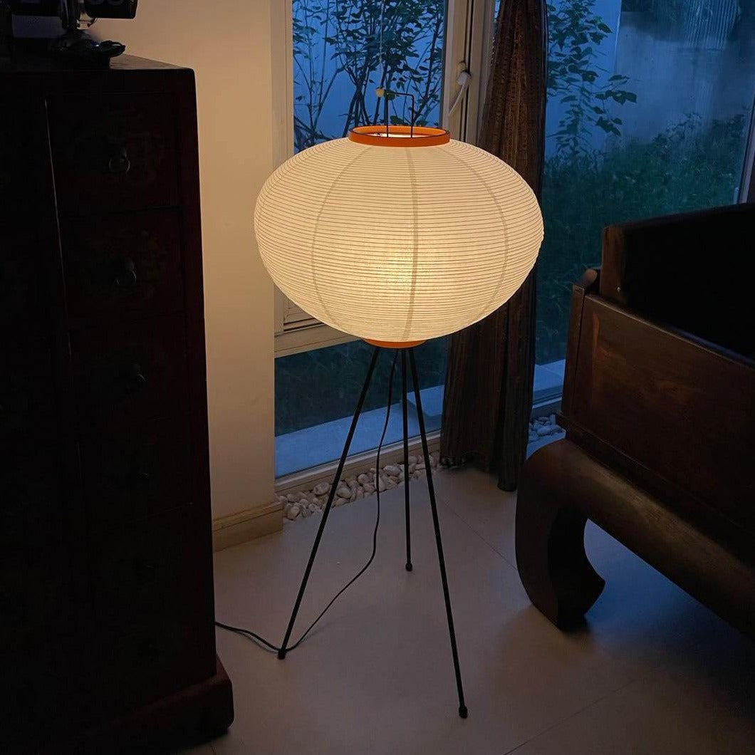 Minimalistyczna lampa stojąca inspirowana zenem