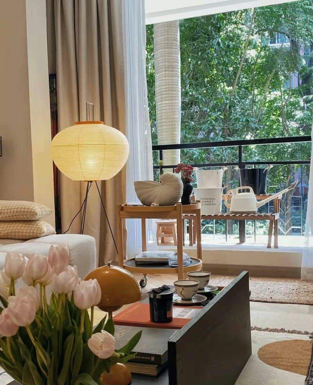 Minimalistyczna lampa stojąca inspirowana zenem