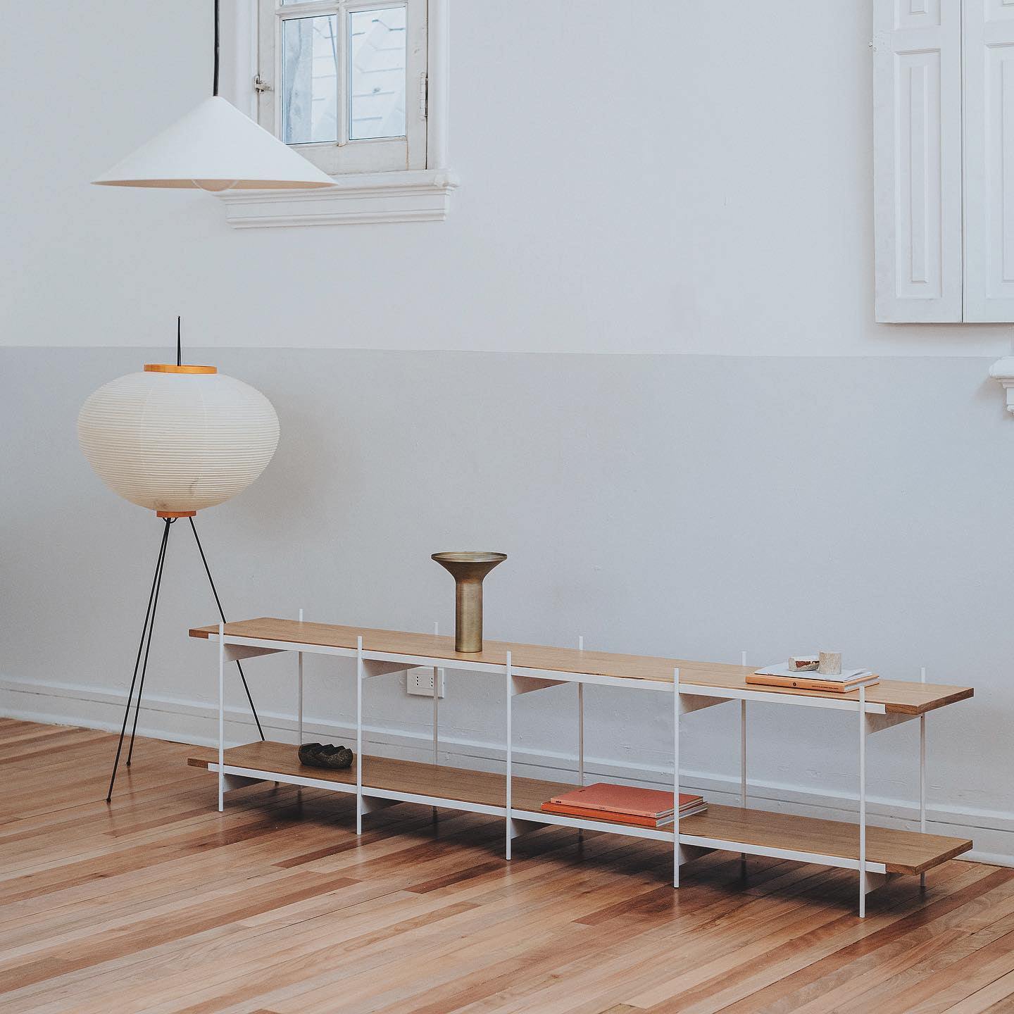 Minimalistyczna lampa stojąca inspirowana zenem