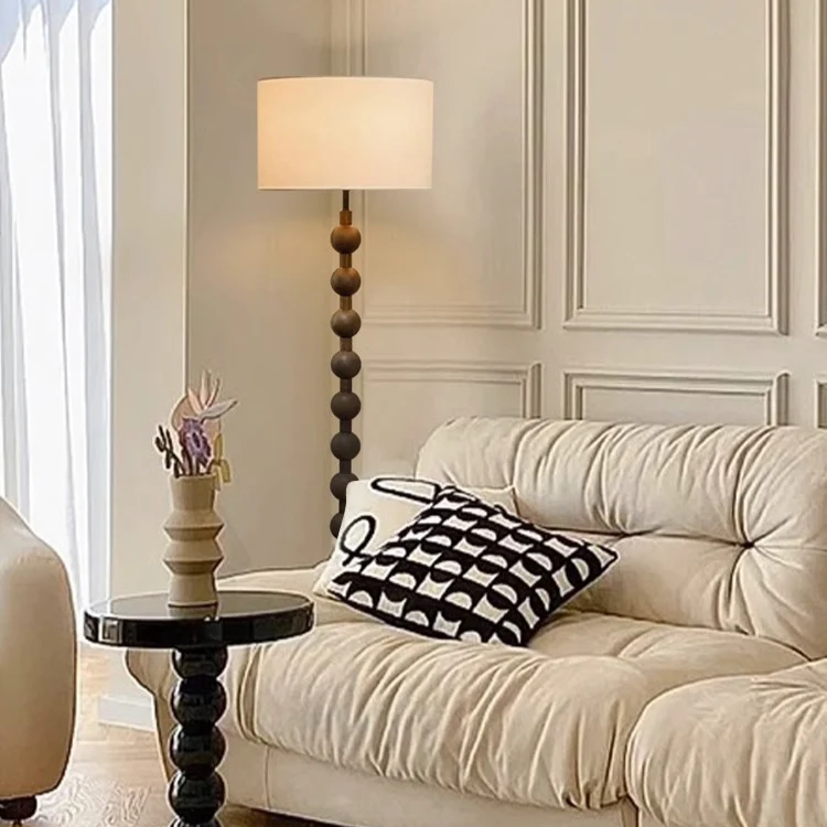 Minimalistyczna falista lampa stojąca w stylu japandi